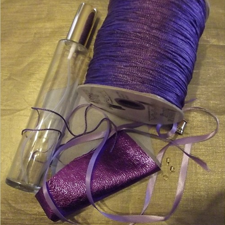 Vaporisateur de parfum CRISTAL DE SWAROVSKI corset cuir parme irisé artisanal, pompon parme  - 5