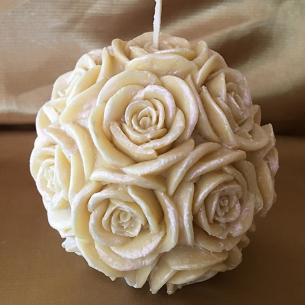 Bougie sculpture décorative artisanale cire naturelle de soja, boule de rose 10 cm  - 1