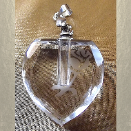 Fiole pendentif diffuseur de parfum en cristal cœur facettes rose gravée  - 1