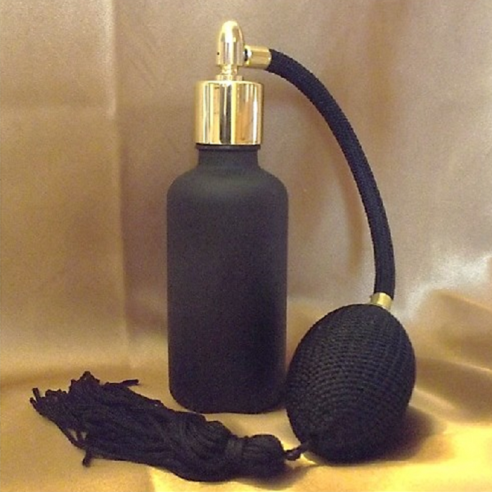 Vaporisateur de parfum poire noire modèle cylindrique verre givré noir  - 1