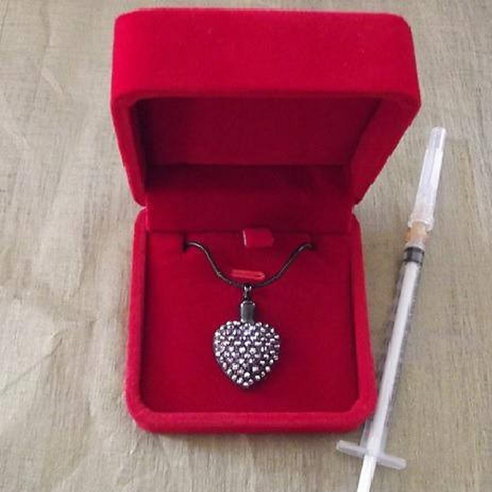 Collier Pendentif fiole Mémorial, fiole à parfum précieux CRISTAL DE SWAROVSKI artisanal cœur noir dans écrin  - 3