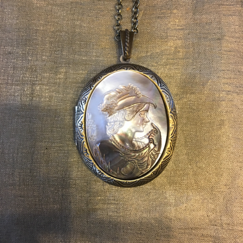 Collier pendentif porte photo, pilulier camé nacre d'Abalone, artisanal bronze  - 1