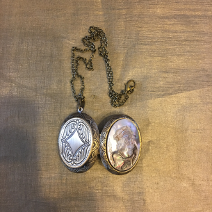 Collier pendentif porte photo, pilulier camé nacre d'Abalone, artisanal bronze  - 1 2