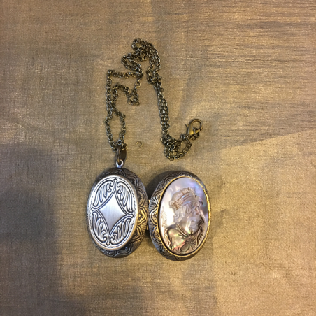 Collier pendentif porte photo, pilulier camé nacre d'Abalone, artisanal bronze  - 2