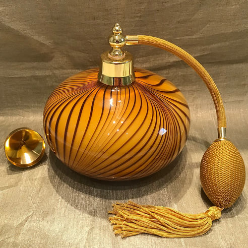 https://aupaysdessenteurs.com/3731-large_default/vaporisateur-de-parfum-poire-artisanal-de-luxe-ambre-500-ml.jpg