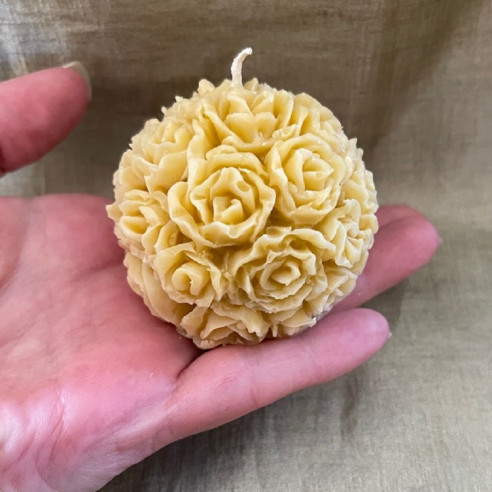 Bougie sculpture décorative artisanale cire naturelle de soja. Modèle boule 5,5 cm en main. Personnalisable