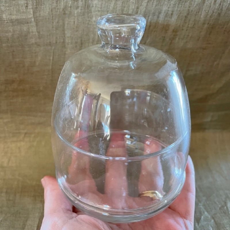 Bougie cloche parfumée artisanale cire naturelle de soja en main contenant