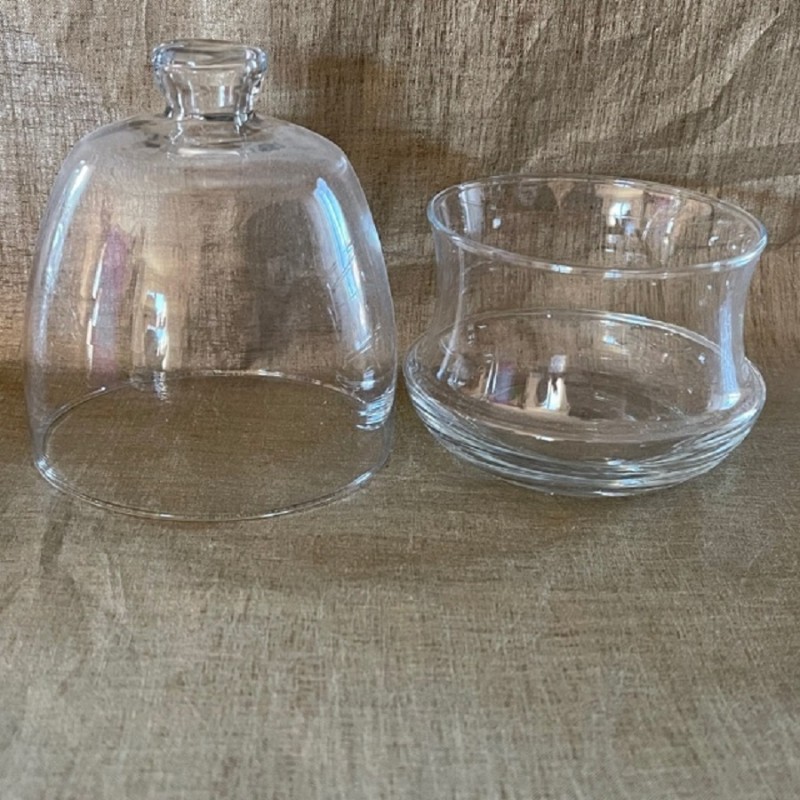 Bougie cloche parfumée artisanale cire naturelle de soja en main contenant ouvert