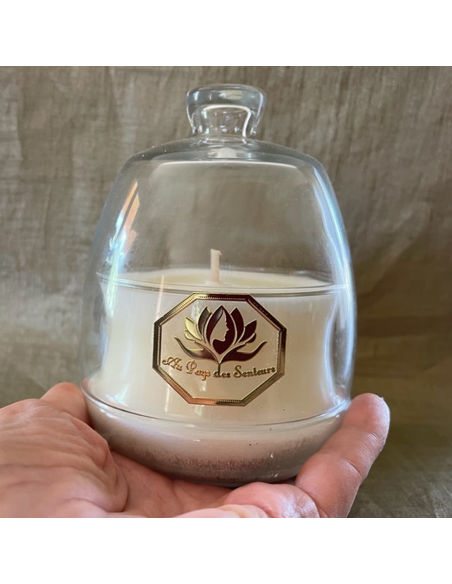 Bougie cloche parfumée artisanale cire naturelle de soja en main