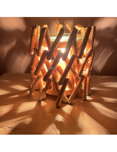 Lampe diffuseur de parfum électrique en bois allumée