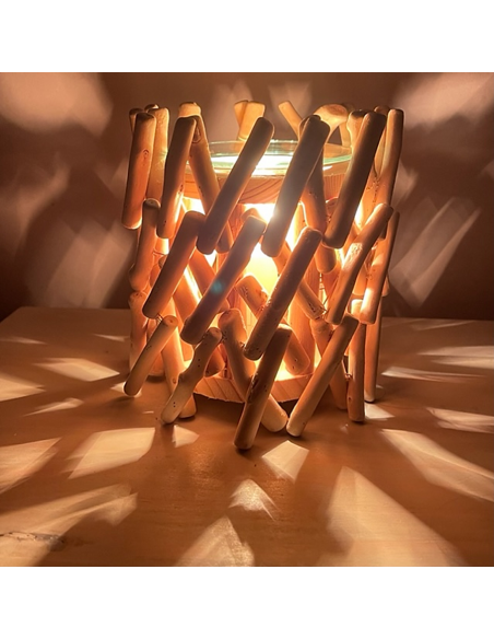 Lampe diffuseur de parfum électrique en bois allumée