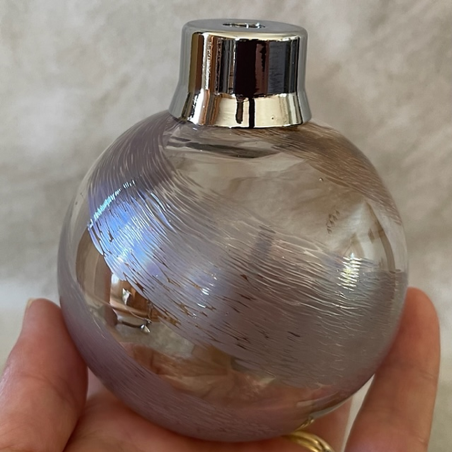 Vaporisateur de parfum artisanal caramel 200 ml en main