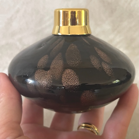 Vaporisateur de parfum poire verre artisanal  noir or bronze 190 ml porté