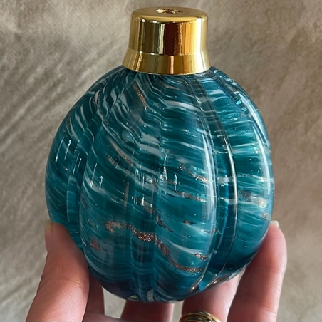 Vaporisateur de parfum artisanal bleu canard 235 ml poire blanche porté