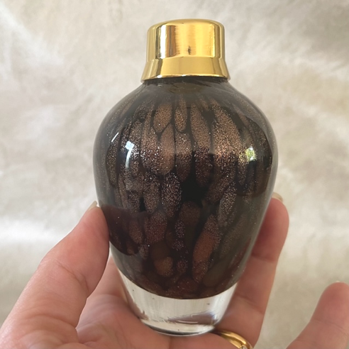 Vaporisateur de parfum artisanal poire noire 120 ml en main