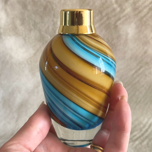 Vaporisateur de parfum poire artisanal spirale bleu 100 ml en main Vaporisateur de parfum poire artisanal spirale bleu 100 ml en main