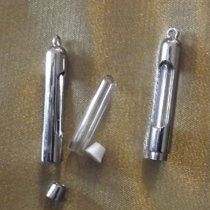 Pendentif Fiole à parfum en verre et métal argent forme droite  - 1