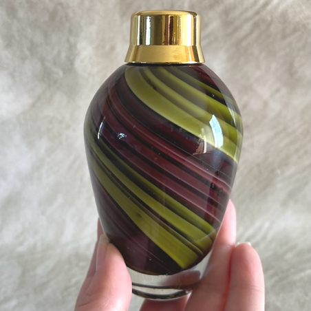 Vaporisateur de parfum poire artisanal multicolore vert kaki 100 ml en main