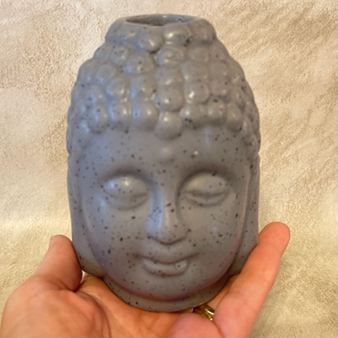 Diffuseur de parfum bouddha gris pierre en main