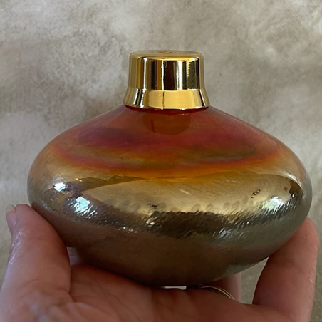 Vaporisateur de parfum poire artisanal en verre couleur or 200 ml en main