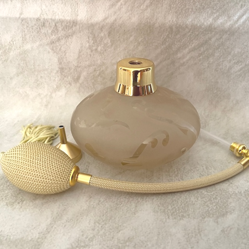 Vaporisateur de parfum poire artisanal champagne dépoli 200 ml  ouvert
