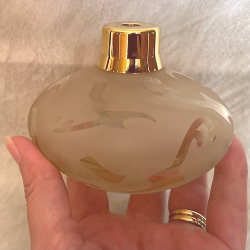 Vaporisateur de parfum poire artisanal champagne dépoli 200 ml en main