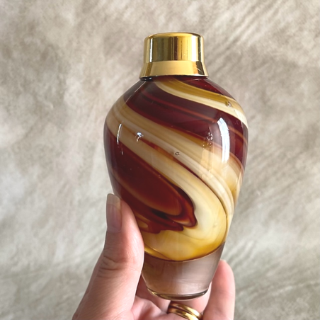 Vaporisateur de parfum poire artisanal tourbillon marron 100 ml en main