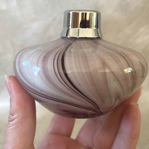 Vaporisateur de parfum artisanal poire tourbillon aubergine 160 ml en main