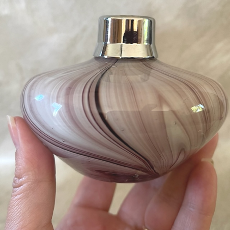 Vaporisateur de parfum artisanal poire tourbillon aubergine 160 ml en main