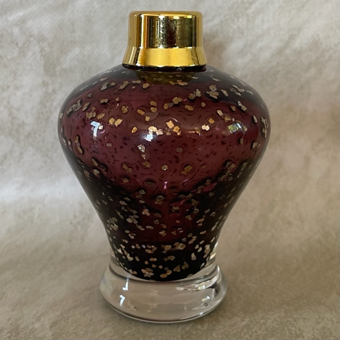 Vaporisateur de parfum poire artisanal de luxe aubergine et or 180 ml gros plan