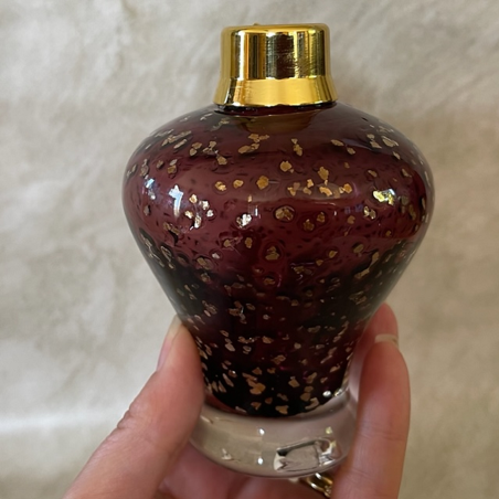 Vaporisateur de parfum poire artisanal de luxe aubergine et or 180 ml en main