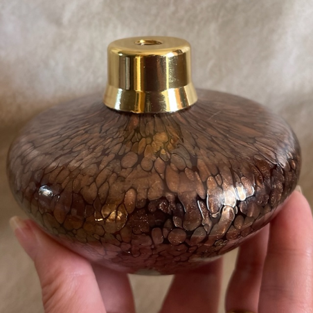 Vaporisateur de parfum poire verre artisanal de luxe marron irisé 170 ml en main