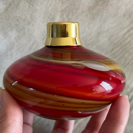 Vaporisateur de parfum poire artisanal verre soufflé tricolore 190 ml porté en main