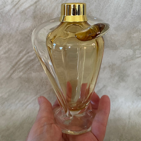 Vaporisateur de parfum artisanal poire moutarde dorée modèle drapé 150 ml en main