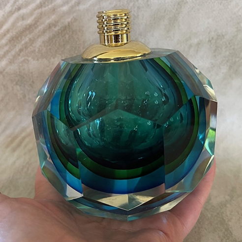 vaporisateur de parfum poire bleue verre artisanal à facettes 50ml en main