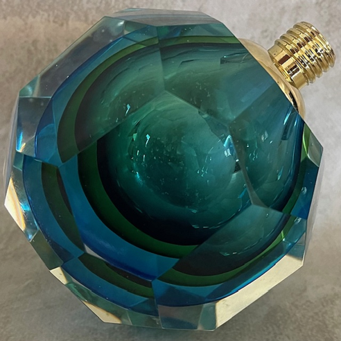 vaporisateur de parfum poire bleue verre artisanal à facettes 50ml posé sur le côté