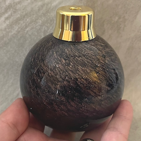 Vaporisateur de parfum poire artisanal boule marron or 170 ml en main