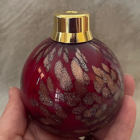 Vaporisateur de parfum poire artisanal boule rouge bordeaux 145ml en main