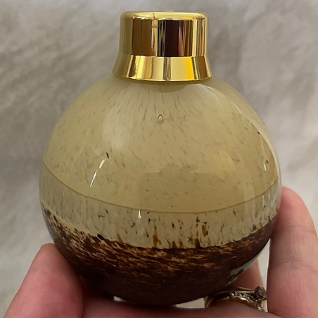 Vaporisateur de parfum artisanal boule modèle horizon 100 ml en main