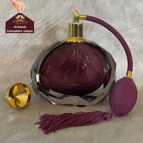 Vaporisateur de parfum poire artisanal en verre couleur aubergine taillé dans la masse 155ml