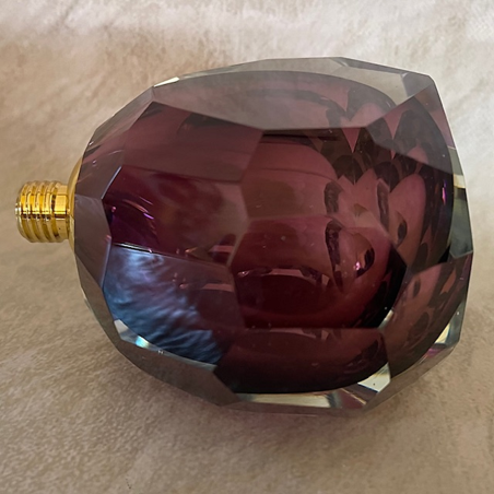 Vaporisateur de parfum poire artisanal en verre couleur aubergine taillé dans la masse 155ml côté