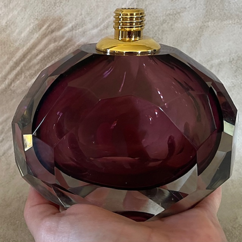 Vaporisateur de parfum poire artisanal en verre couleur aubergine taillé dans la masse 155ml en main Vaporisateur de parfum poire artisanal en verre couleur aubergine taillé dans la masse 155ml en main