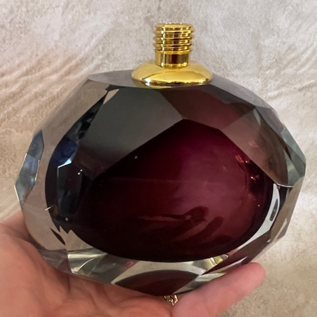Vaporisateur de parfum poire aubergine artisanal en verre dégradé taillé dans la masse 230 ml en main