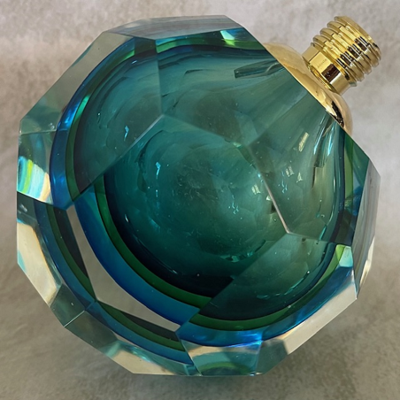 vaporisateur de parfum poire verre artisanal à facettes vert bleue 70 ml posé sur côté