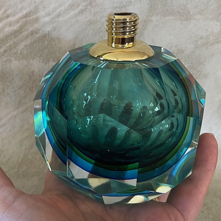 vaporisateur de parfum poire verre artisanal à facettes vert bleue 70 ml en main
