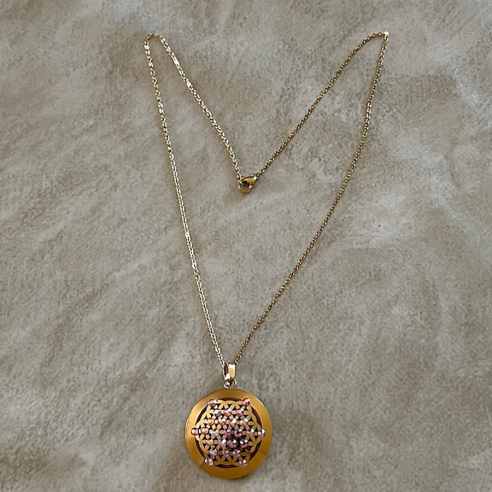 Collier pendentif diffuseur de parfum Fleur de vie artisanal strass CRISTAL DE LUXE  Fire opal AB long