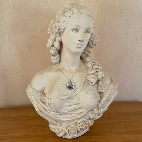 Collier pendentif diffuseur de parfum Fleur de vie strass CRISTAL AUTRICHIEN  LILAC SHADOW sur buste