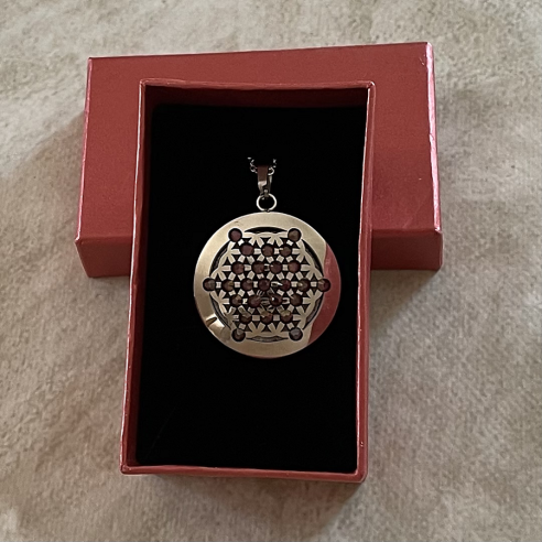 Collier pendentif diffuseur de parfum Fleur de vie strass CRISTAL AUTRICHIEN  LILAC SHADOW boite cadeau