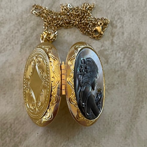 Collier pendentif porte photo, pilulier camé nacre d'Abalone artisanal or envers