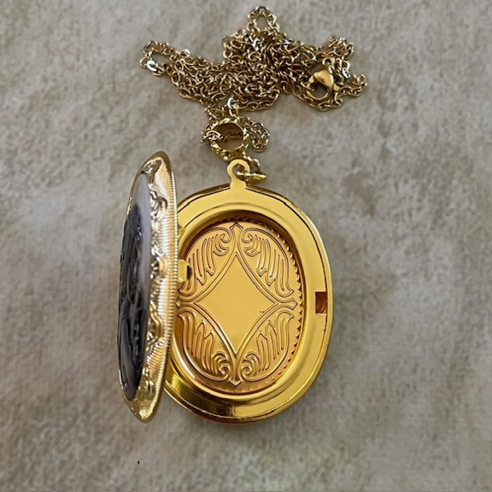 Collier pendentif porte photo, pilulier camé nacre d'Abalone artisanal or ouvert